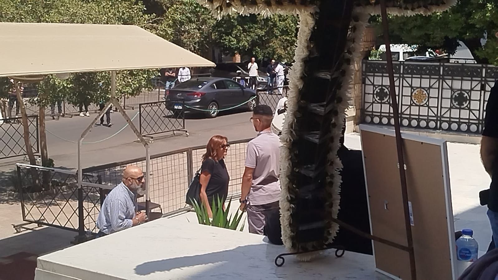 محمود حميدة وبشرى ومنير مكرم يشاركون في جنازة لطفي لبيب