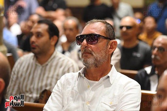 أشرف زكي من جنازة لطفي لبيب: فقدنا نجما كان مدرسة في الصبر