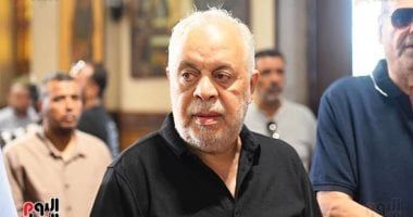 أشرف زكي من جنازة لطفي لبيب: فقدنا نجما كان مدرسة في الصبر