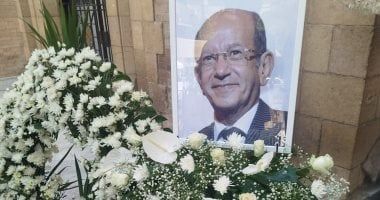 توافد محبي الفنان لطفي لبيب لكنيسة مارمرقس وسط حزن شديد.. صور