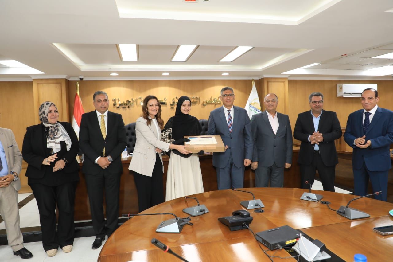 محافظ الجيزة يكرم أوائل الثانوية العامة والدبلومات الفنية من أبناء المحافظة.. صور