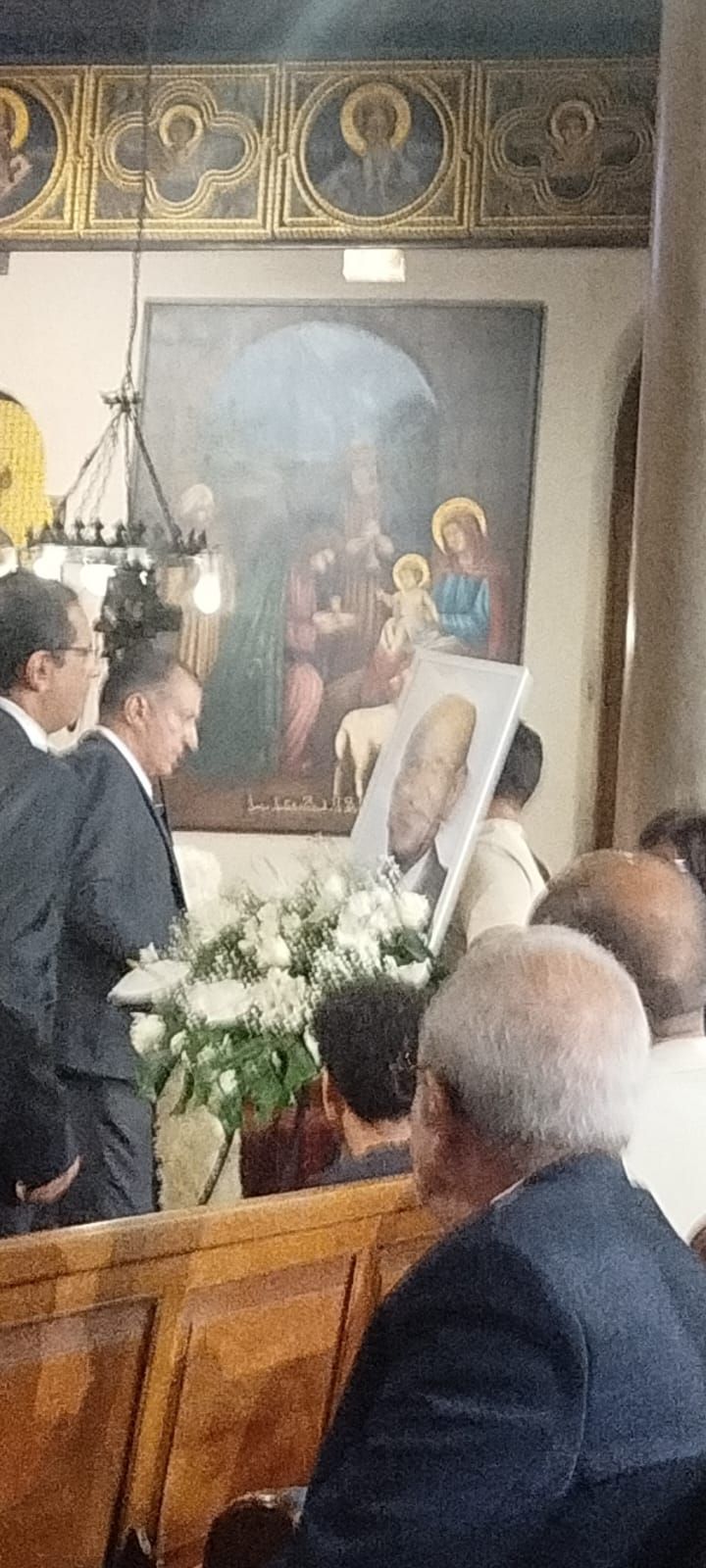 توافد محبي الفنان لطفي لبيب لكنيسة مارمرقس وسط حزن شديد.. صور