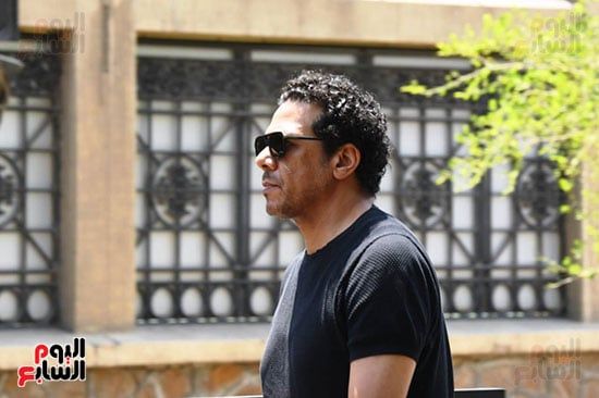 أشرف زكي من جنازة لطفي لبيب: فقدنا نجم كان مدرسة في الصبر