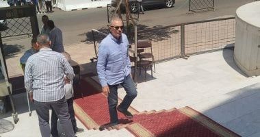 محمود حميدة وبشرى ومنير مكرم يشاركون في جنازة لطفي لبيب