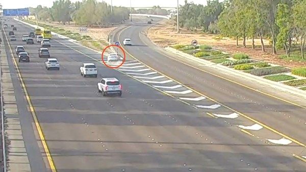 شرطة أبوظبي تبث فيديو لحوادث بسبب الانحراف المفاجئ