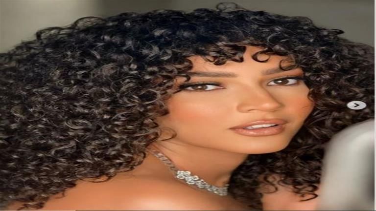 بملابس صيفية..ندى موسى وسط البحر والجمهور يغازلها (صورة)