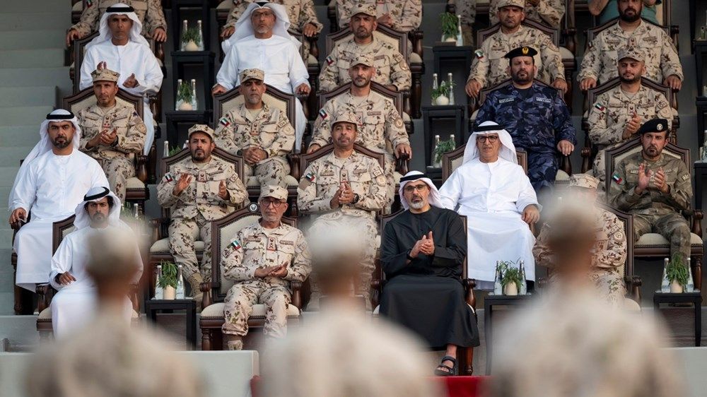 خالد بن محمد بن زايد يشهد عروضاً تخصصية لمجندي الدفعة الـ 22 من منتسبي الخدمة الوطنية في مركز تدريب سويحان