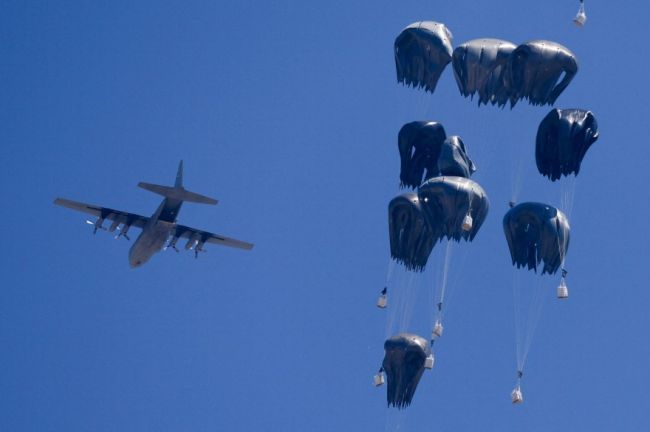 الجيش الألماني يبدأ إسقاط المساعدات على غزة جوا