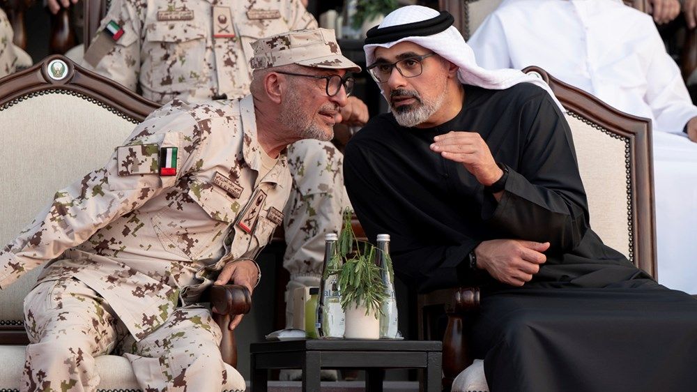 خالد بن محمد بن زايد يشهد عروضاً تخصصية لمجندي الدفعة الـ 22 من منتسبي الخدمة الوطنية في مركز تدريب سويحان