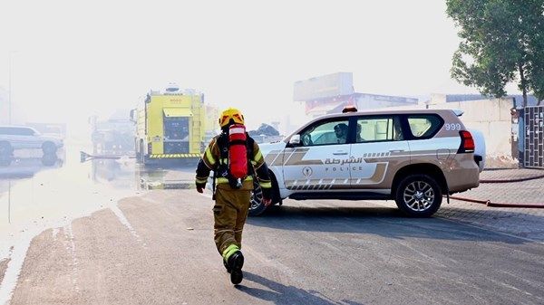 شرطة الشارقة: سيطرة كاملة على حريق الصناعية العاشرة دون تسجيل إصابات