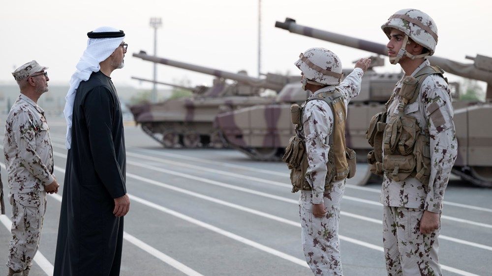 خالد بن محمد بن زايد يشهد عروضاً تخصصية لمجندي الدفعة الـ 22 من منتسبي الخدمة الوطنية في مركز تدريب سويحان