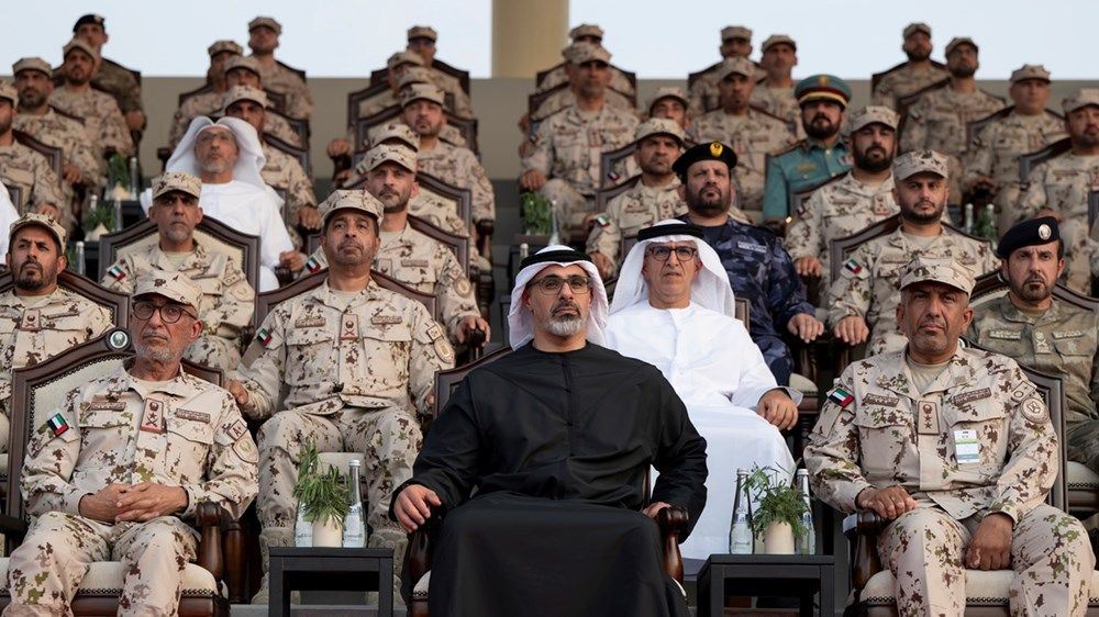 خالد بن محمد بن زايد يشهد عروضاً تخصصية لمجندي الدفعة الـ 22 من منتسبي الخدمة الوطنية في مركز تدريب سويحان