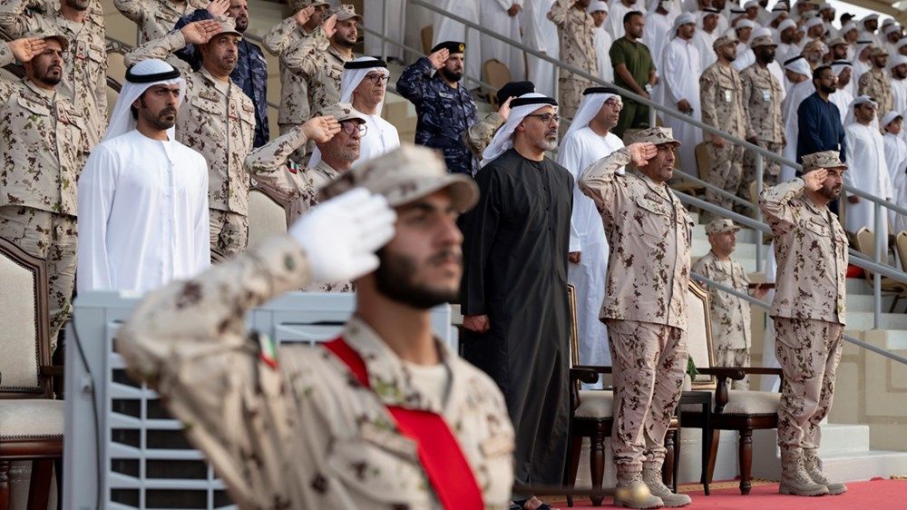 خالد بن محمد بن زايد يشهد عروضاً تخصصية لمجندي الدفعة الـ 22 من منتسبي الخدمة الوطنية في مركز تدريب سويحان