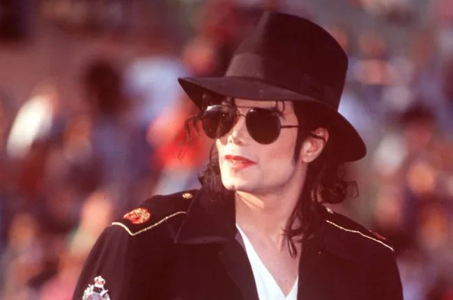 بالصور- مايكل جاكسون لا يزال يصنع الحدث: قطعة صغيرة منه تباع بثمن خياليّ