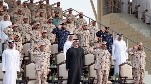 خالد بن محمد بن زايد يشهد عروضاً تخصصية لمجندي الدفعة الـ 22 من منتسبي الخدمة الوطنية في مركز تدريب سويحان