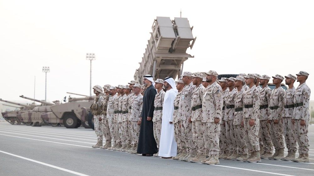 خالد بن محمد بن زايد يشهد عروضاً تخصصية لمجندي الدفعة الـ 22 من منتسبي الخدمة الوطنية في مركز تدريب سويحان