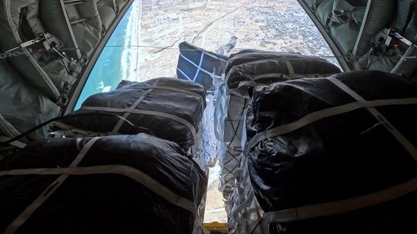 الإمارات تنفذ الإنزال الجوي للمساعدات الـ60 وتُدخل 22 شاحنة طبية إلى غزة