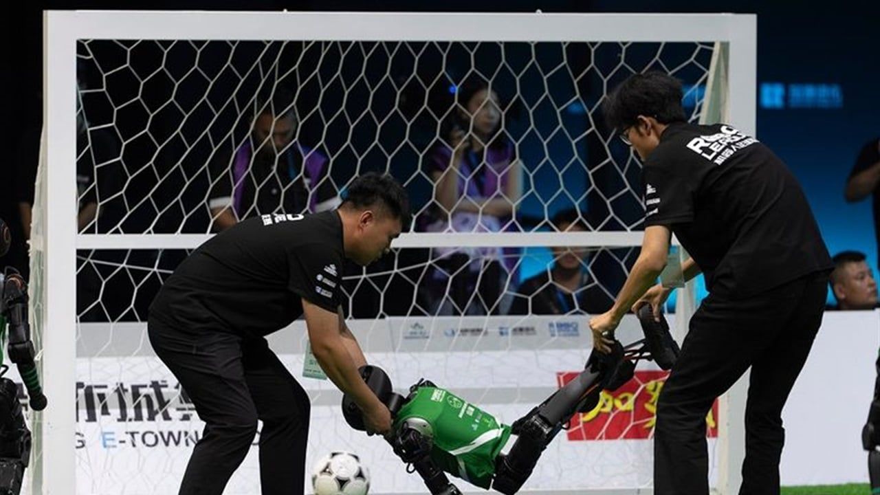 الصين تستعد لاطلاق أول دورة كرة قدم "للروبوتات البشرية"
