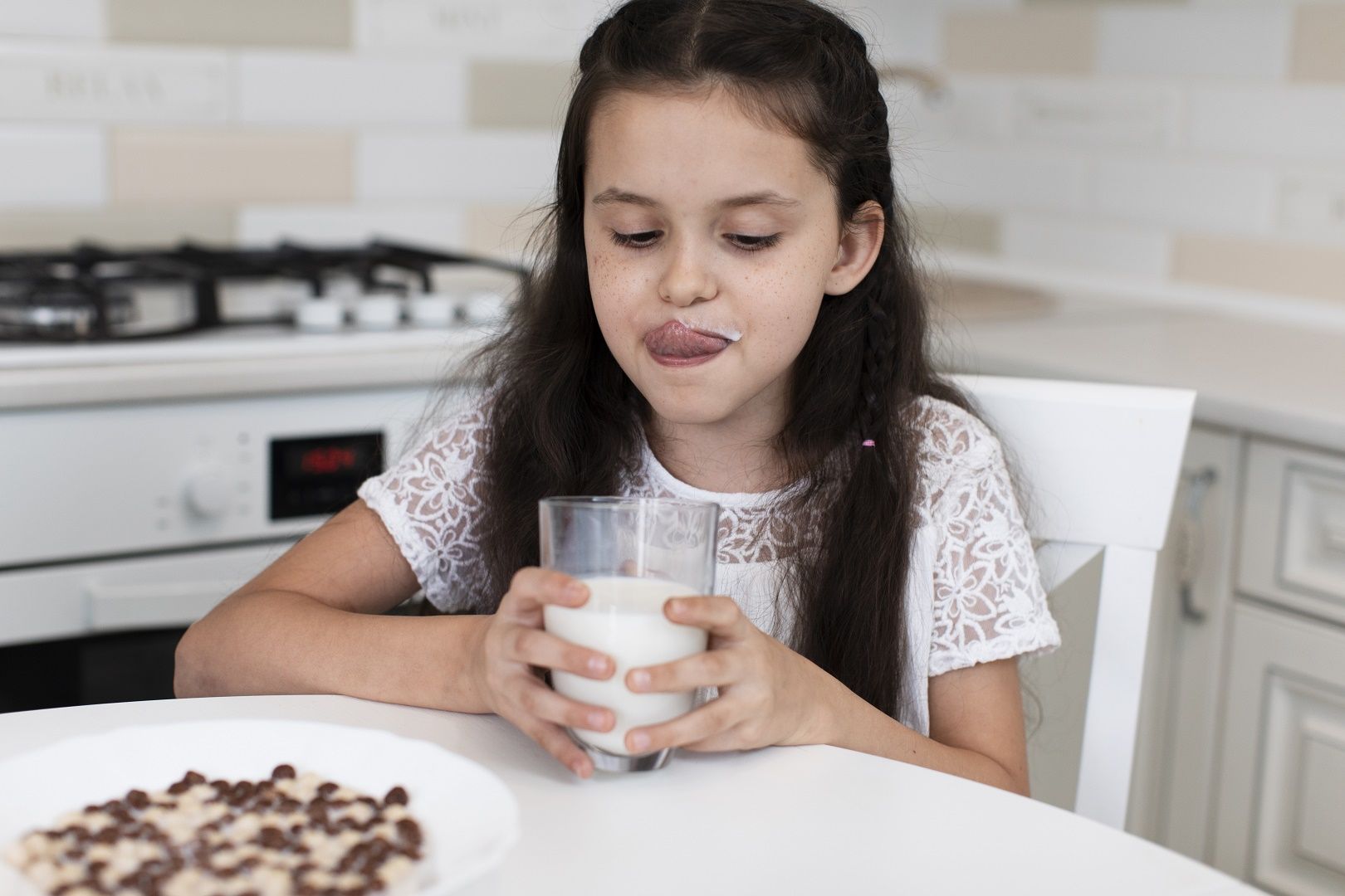 كيف تتأكدين أن طفلك يحصل على الحديد والكالسيوم الكافي؟