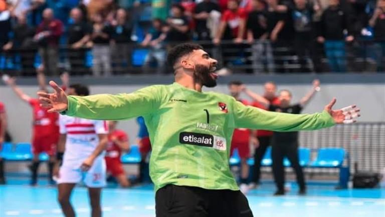 حارس يد الأهلي يحتفل بخطوبته على لاعبة فريق الطائرة بالنادي