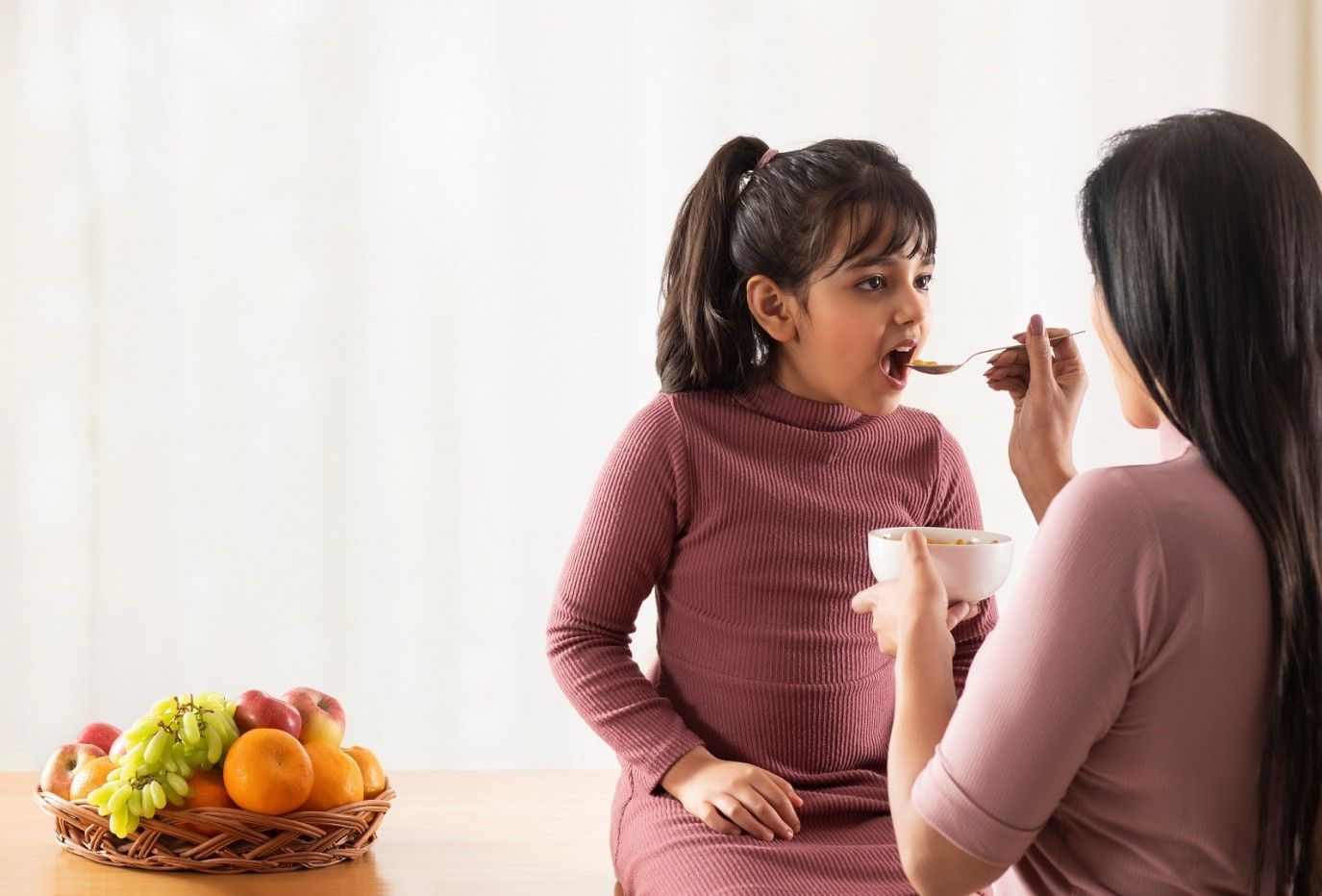 كيف تتأكدين أن طفلك يحصل على الحديد والكالسيوم الكافي؟