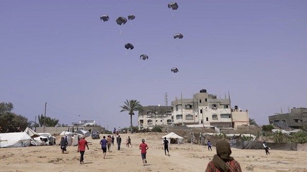 الإمارات تنفذ الإنزال الجوي الـ61 للمساعدات وتُدخل 20 شاحنة غذائية إلى غزة