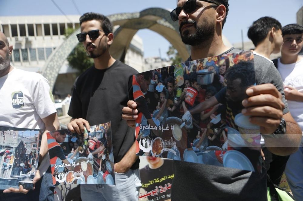 "جوعانين".. فلسطينيون يتظاهرون في الضفة الغربية تضامنًا مع غزة