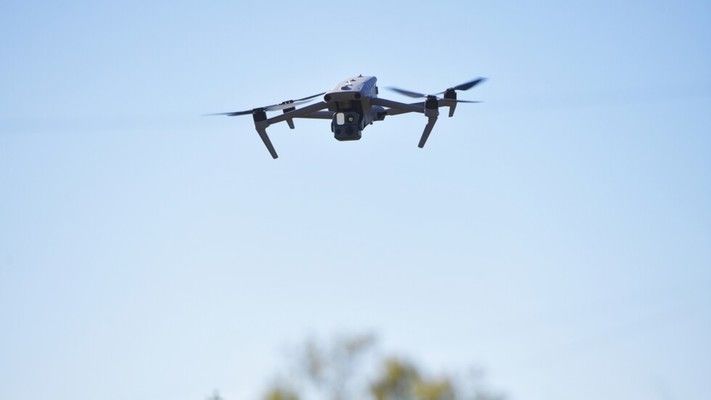 النشرة: محلقتان اسرائيليتان استهدفتا حفارة كانت مركونة في بلدة يارون حي الفوارة