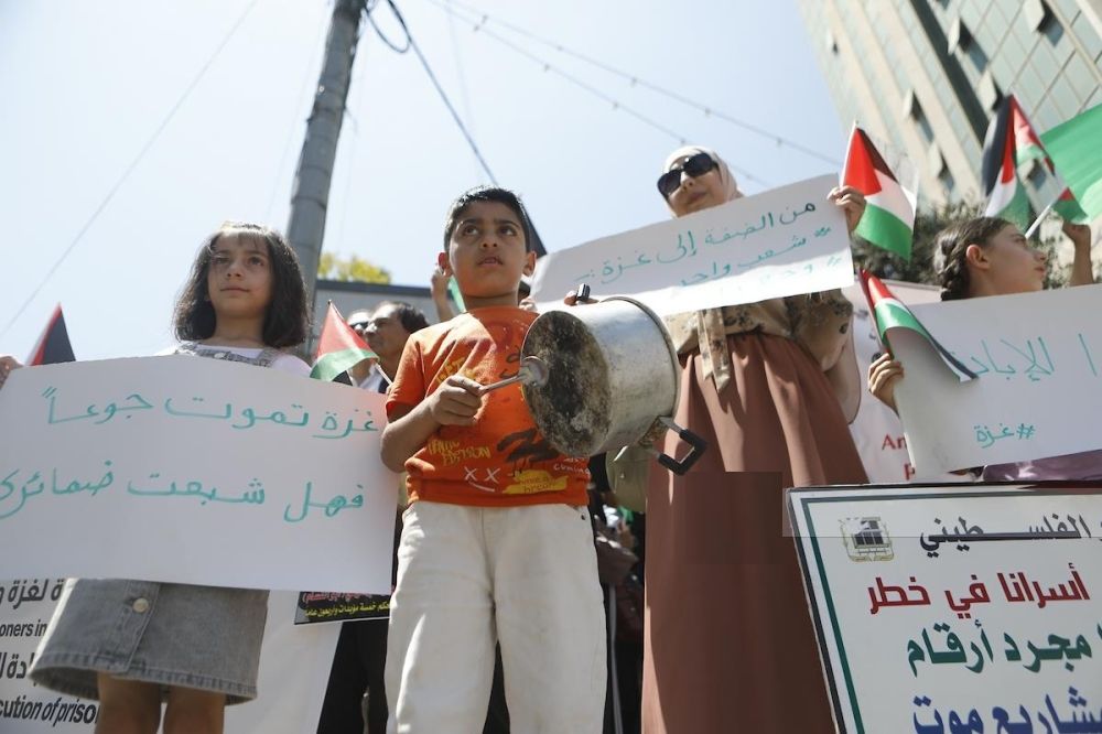 "جوعانين".. فلسطينيون يتظاهرون في الضفة الغربية تضامنًا مع غزة