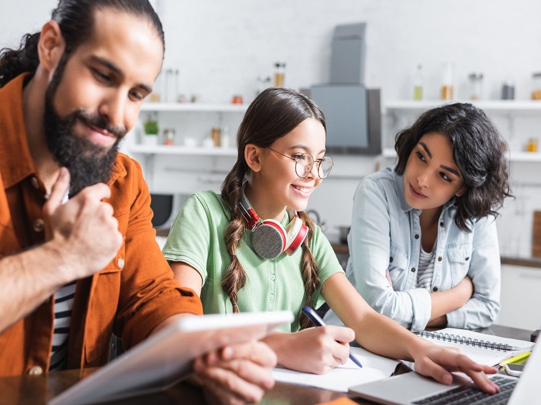 تطبيقات تعليمية مفيدة للأطفال بحسب عمرهم ودَور الآباء للاستفادة منها