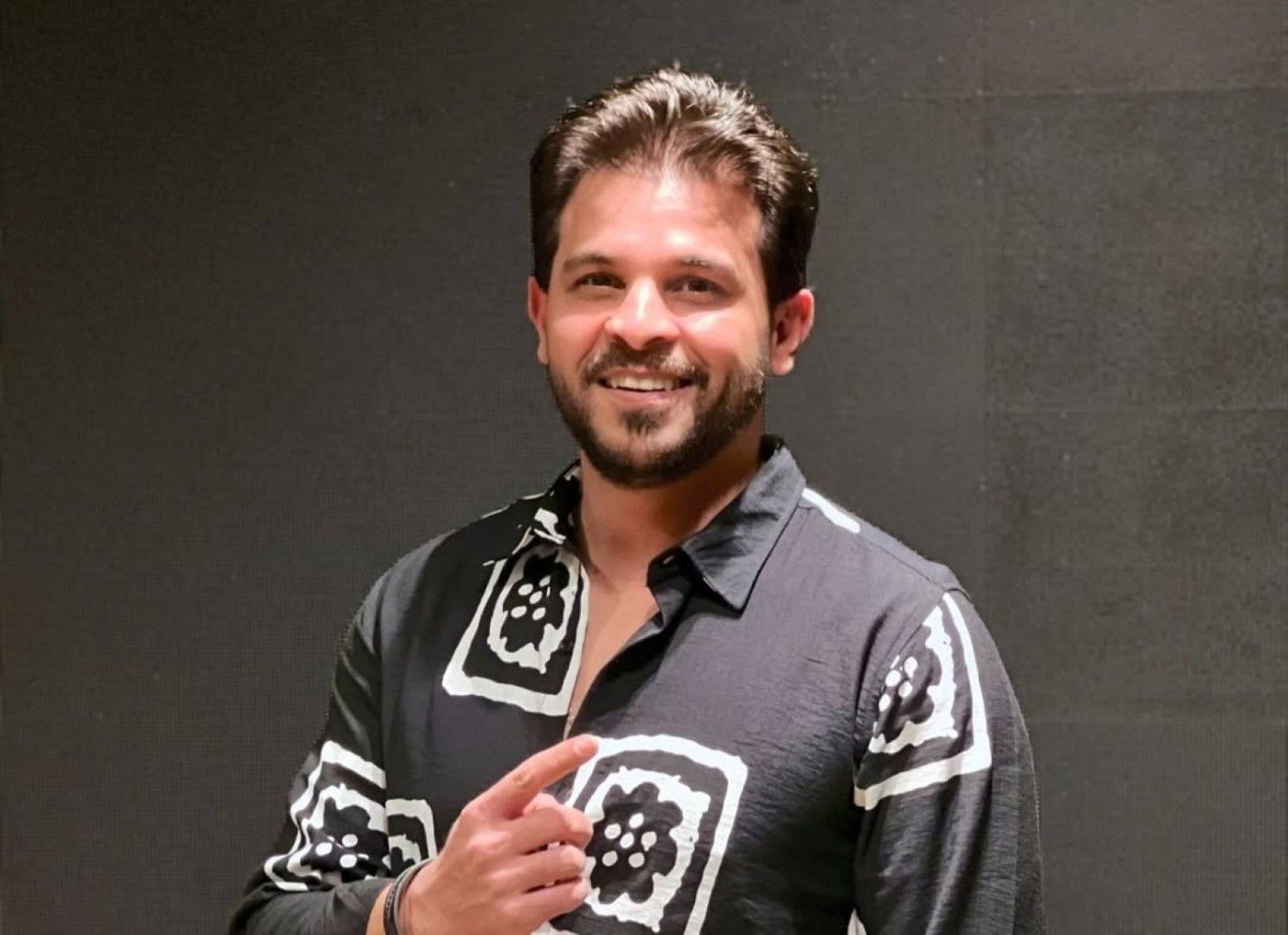 محمد رشاد يُعلن خطوبته من فتاة خارج الوسط الفني بجلسة تصوير رومانسية