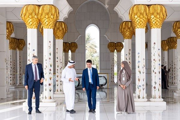 نائب رئيس الوزراء المولدوفي يزور جامع الشيخ زايد الكبير في أبوظبي