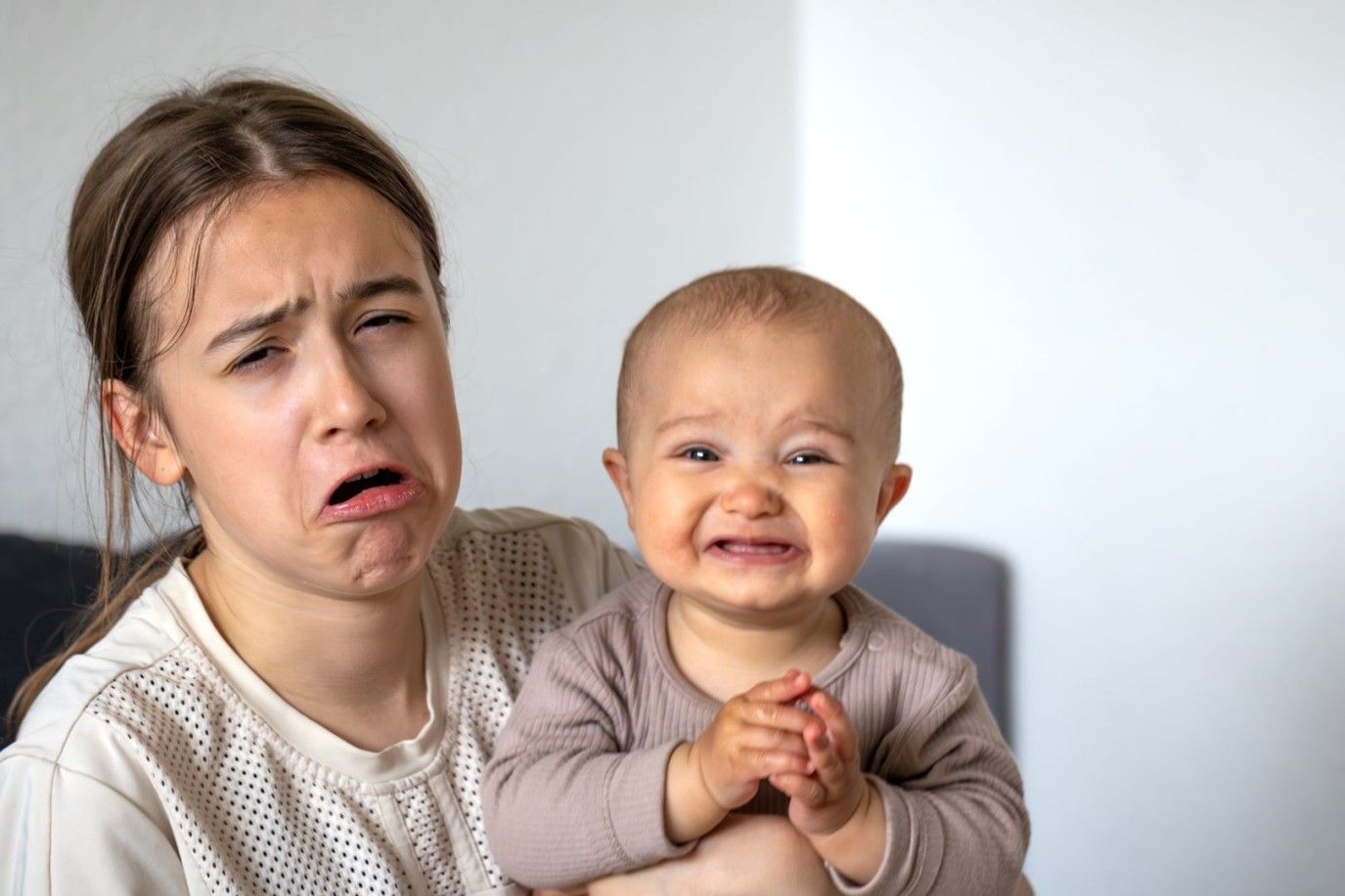 تجرِبتي في التعامل مع مرحلة العض والضرب والصفع عند طفلي تحت سن 3 سنوات