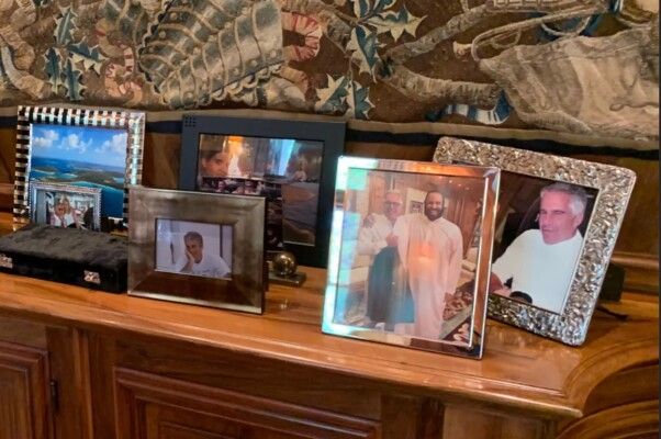 فضيحة جيفري إبستين تتسع بعد نشر مجموعة رسائل من شخصيات بارزة وصور شملت محمد بن سلمان