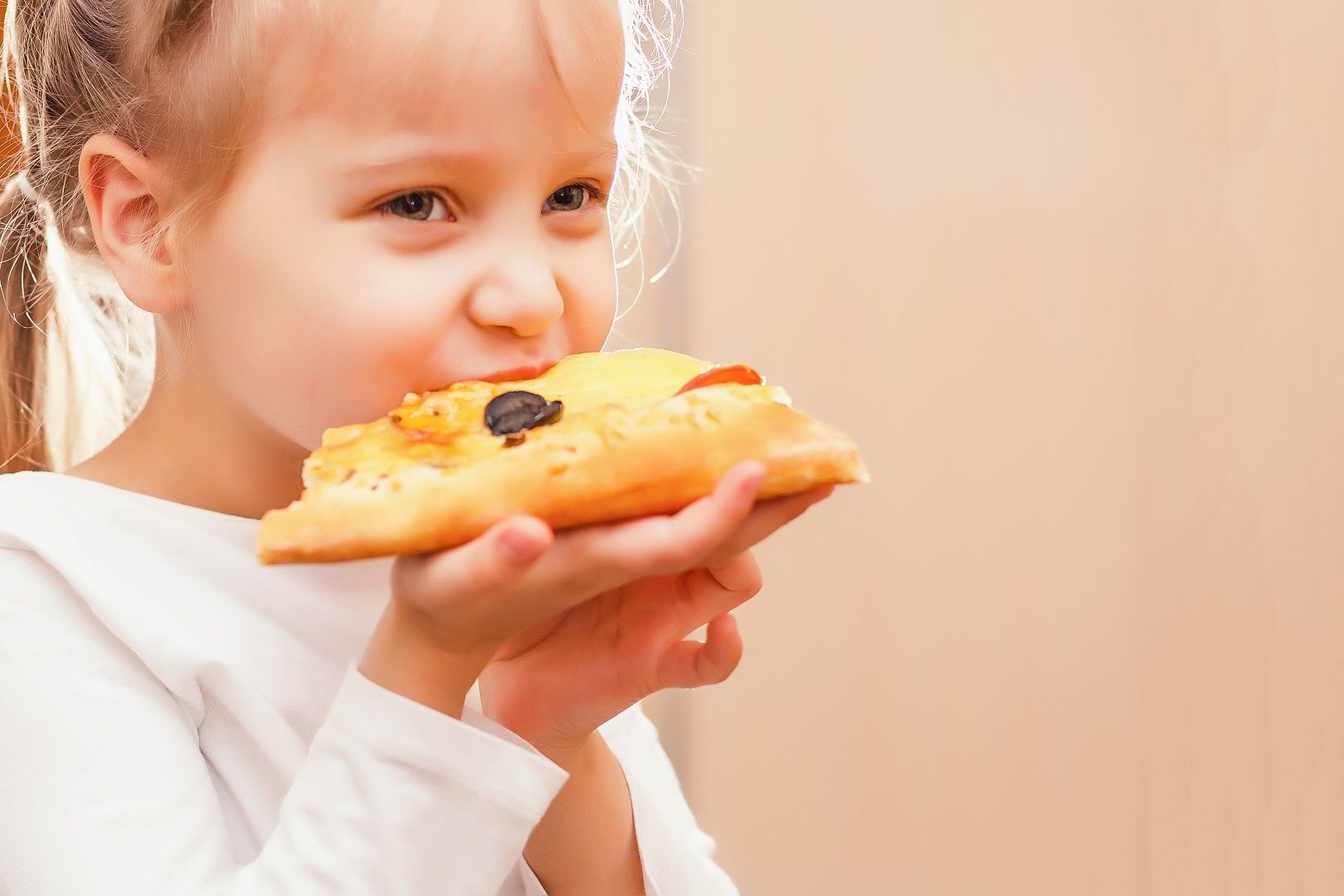 انتبهي.. 5 أطعمة تُسبب سرطان الدم لطفلك