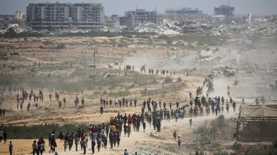 20 قتيلاً بانقلاب شاحنة مساعدات في دير البلح وسط تدافع على الغذاء