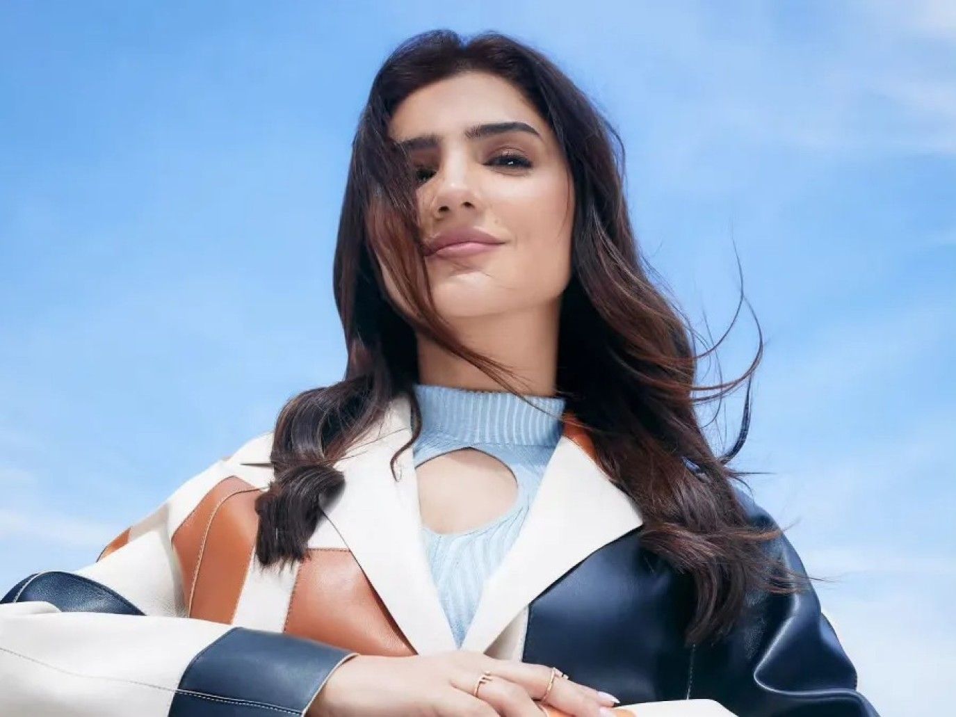 شقيقة مي عمر فى ظهور نادر معها.. هل تشببها؟