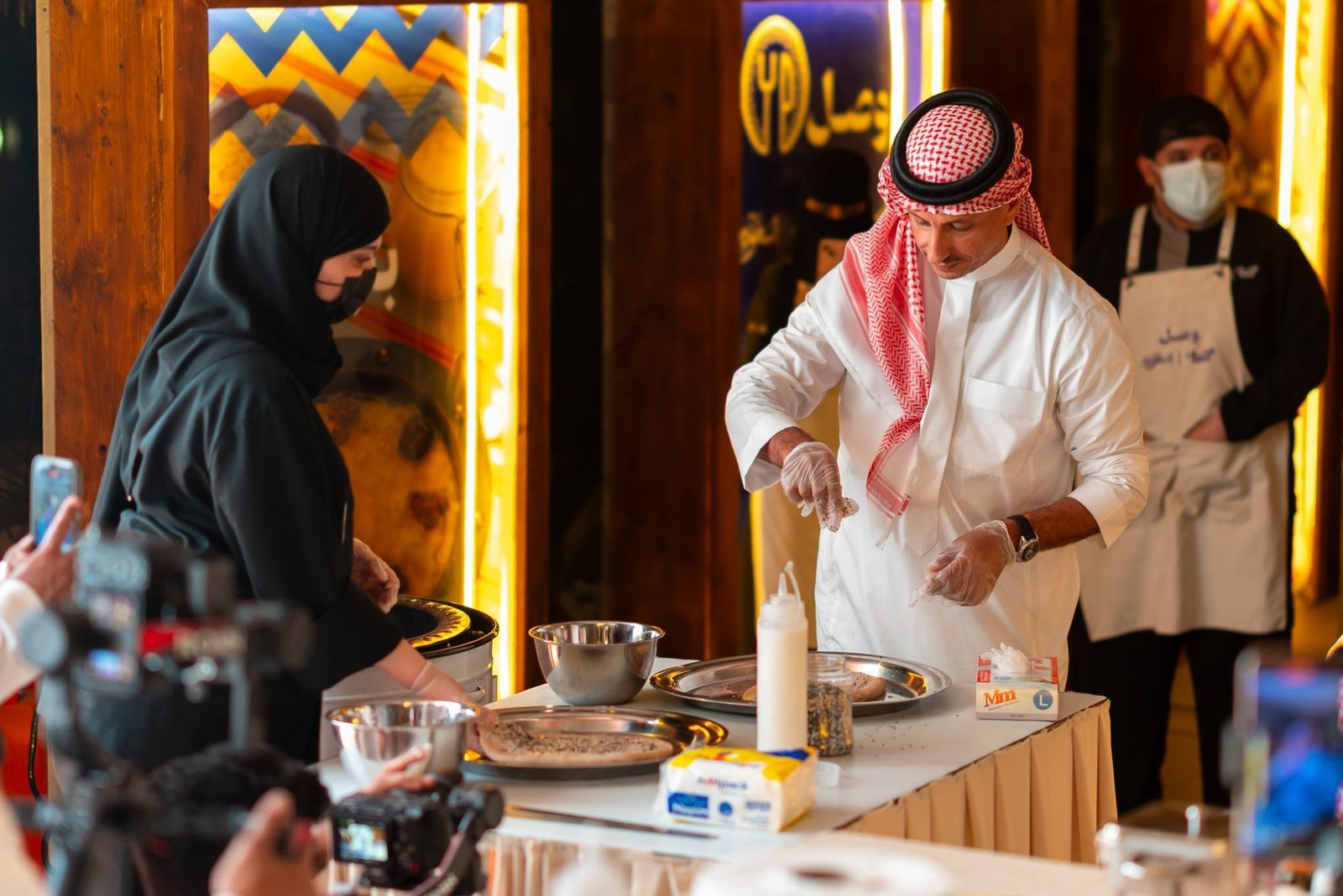 وزير السياحة يشارك بإعداد خبز الميفا بحيوية في مهرجان وصل بعسير.. فيديو وصور