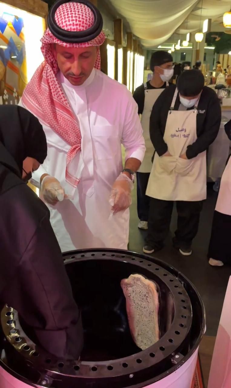 وزير السياحة يشارك بإعداد خبز الميفا بحيوية في مهرجان وصل بعسير.. فيديو وصور