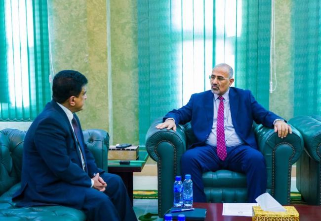 الرئيس القائد عيدروس الزُبيدي يطّلع من وزير النفط على جهود تشغيل مصافي عدن وتأمين وقود الكهرباء