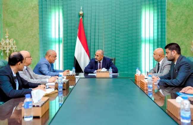 الرئيس الزُبيدي يشدد على أهمية النهوض بقطاع الاتصالات وفق رؤية استراتيجية حديثة