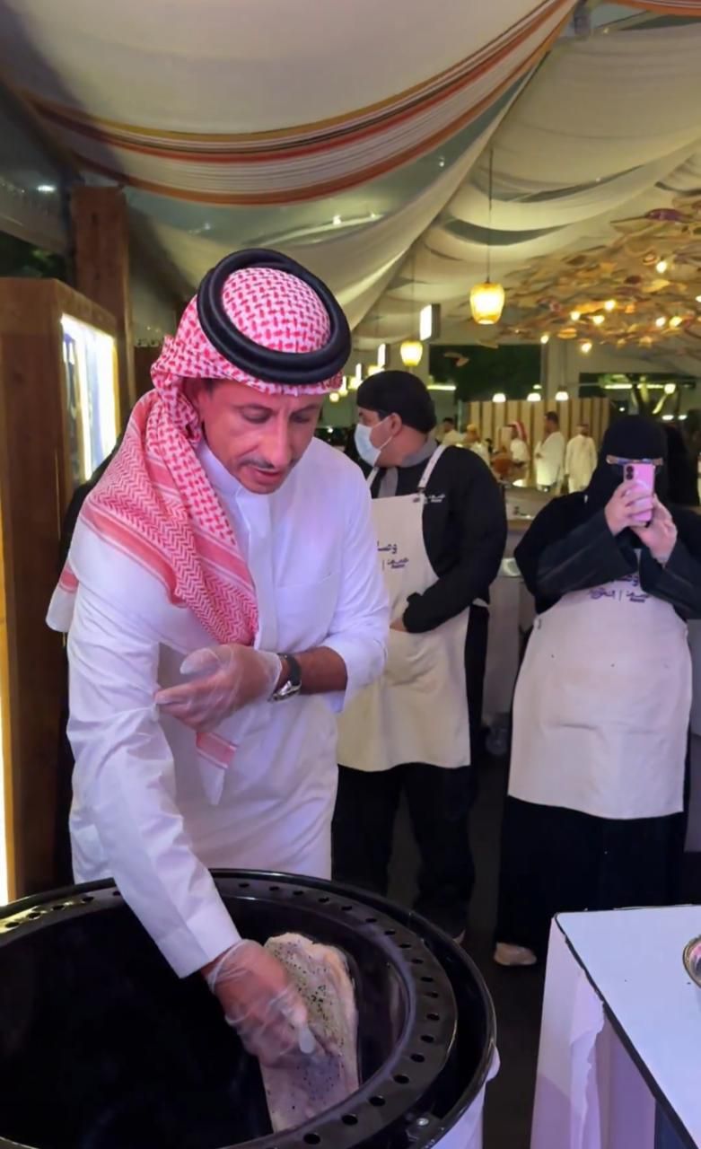 وزير السياحة يشارك بإعداد خبز الميفا بحيوية في مهرجان وصل بعسير.. فيديو وصور