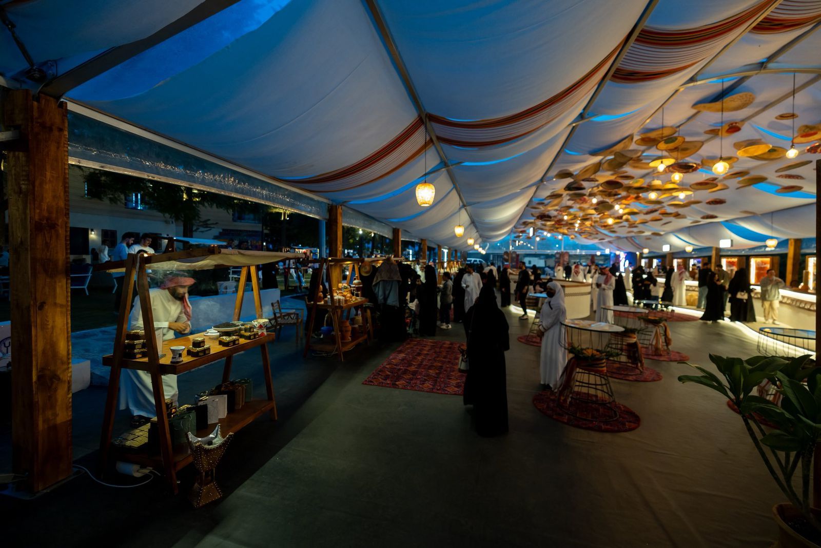 وزير السياحة يشارك بإعداد خبز الميفا بحيوية في مهرجان وصل بعسير.. فيديو وصور