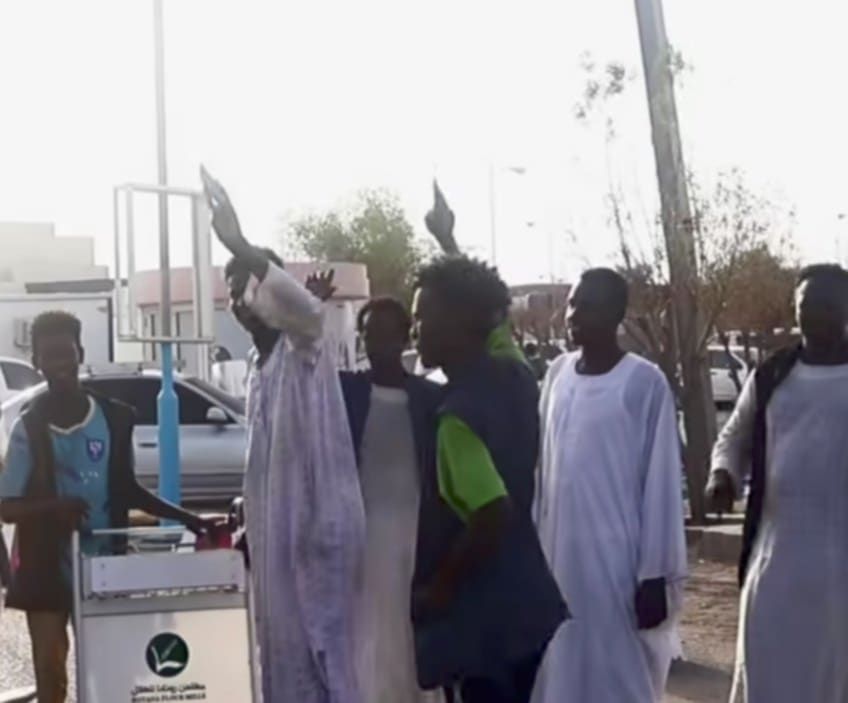 شاهد بالفيديو.. بالموسيقى والأهازيج جماهير الهلال السوداني تخرج في استقبال مدرب الفريق الجديد بمطار بورتسودان