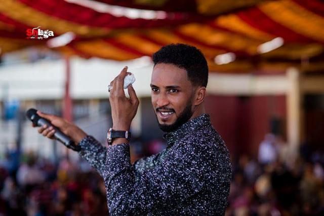 شاهد بالفيديو.. جمهور مواقع التواصل الاجتماعي بالسودان يسخر من الفنان محمد بشير بعد إحيائه حفل “ختان” بالعاصمة المصرية القاهرة