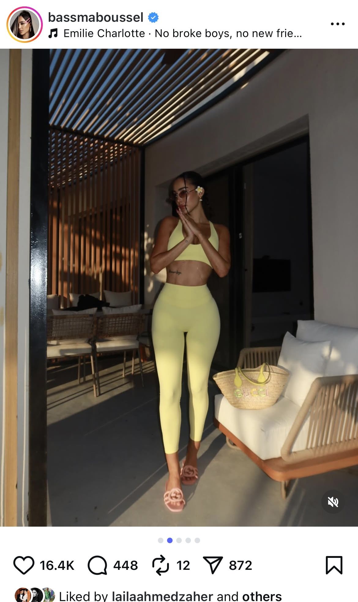 بسمة بوسيل بإطلالة جذابة جريئة مرتدية هاف ستومك باللون الأصفر و بنطلون ضيق