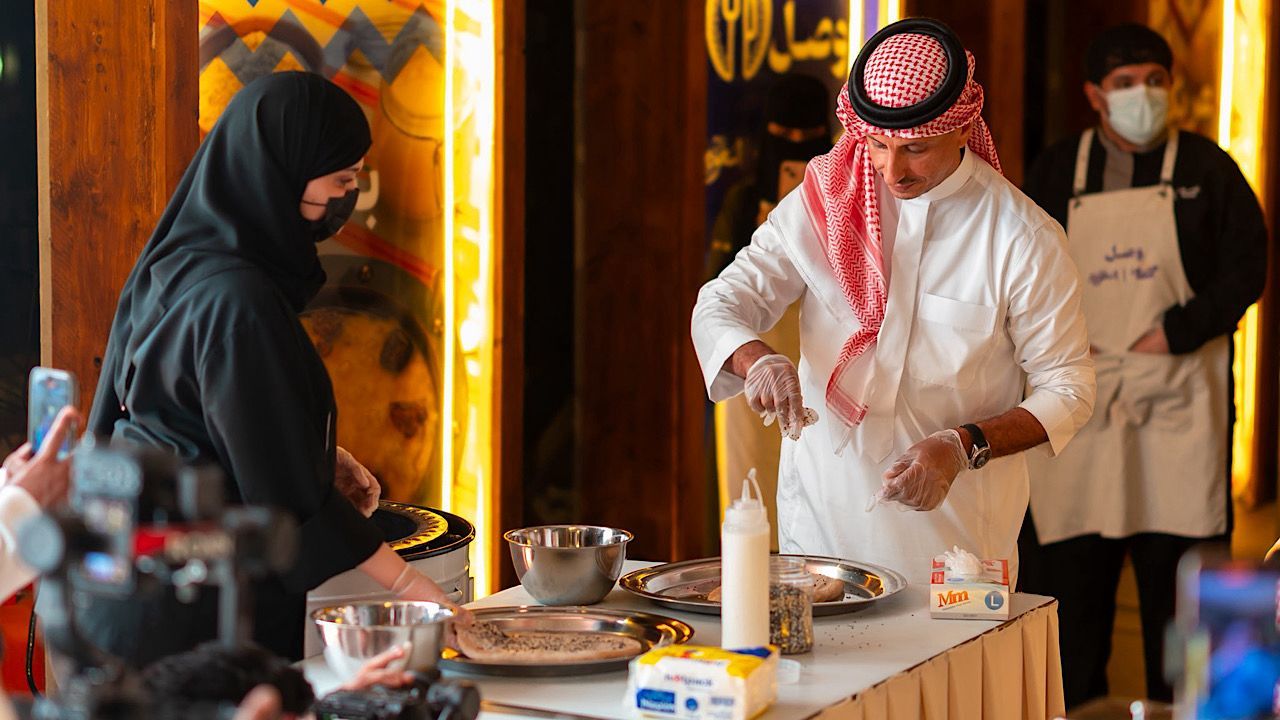 وزير السياحة يشارك بإعداد خبز الميفا بحيوية في مهرجان وصل بعسير.. فيديو وصور