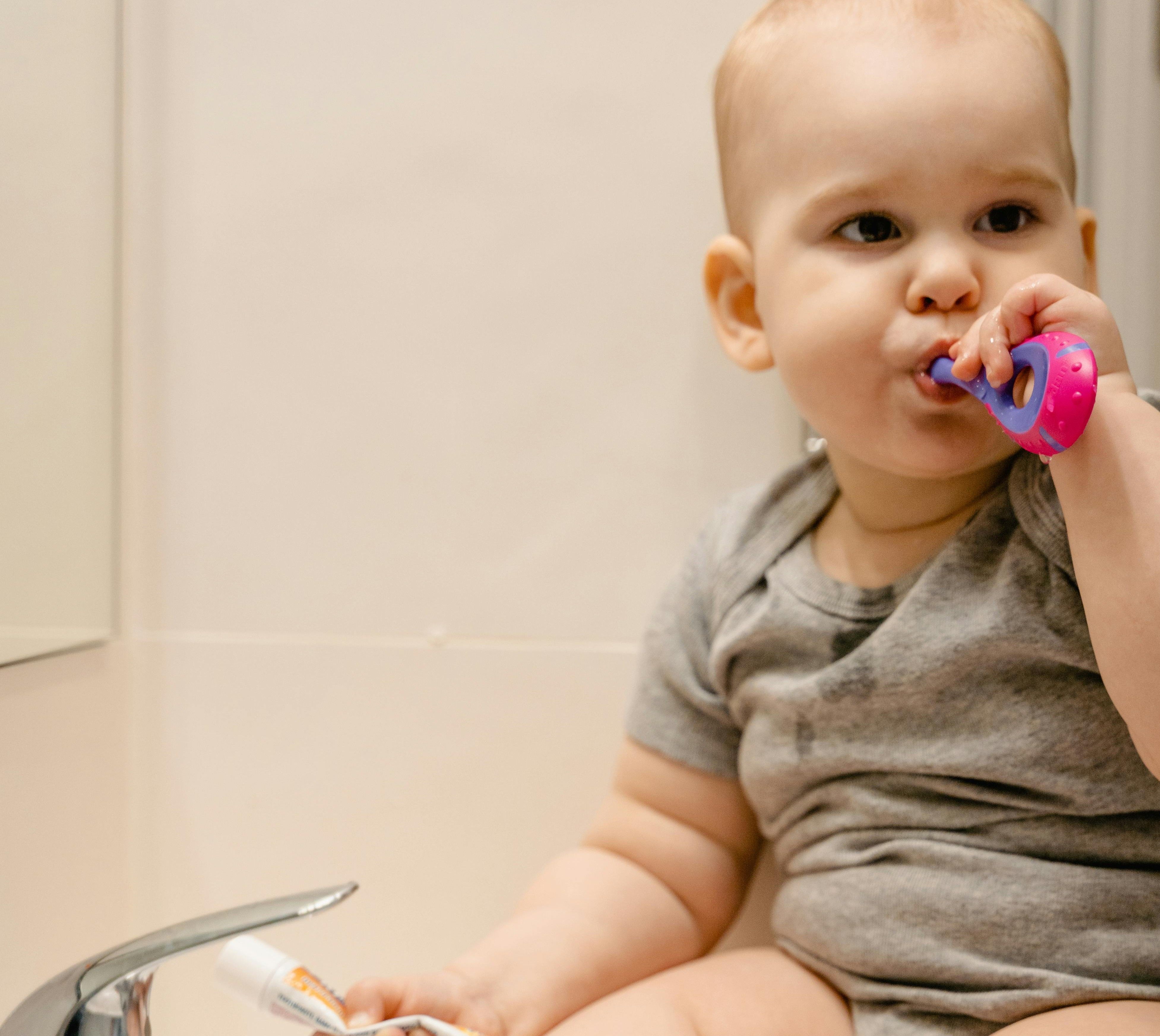 وصفات طبيعية ونصائح فعّالة للتسنين من دون ألم  