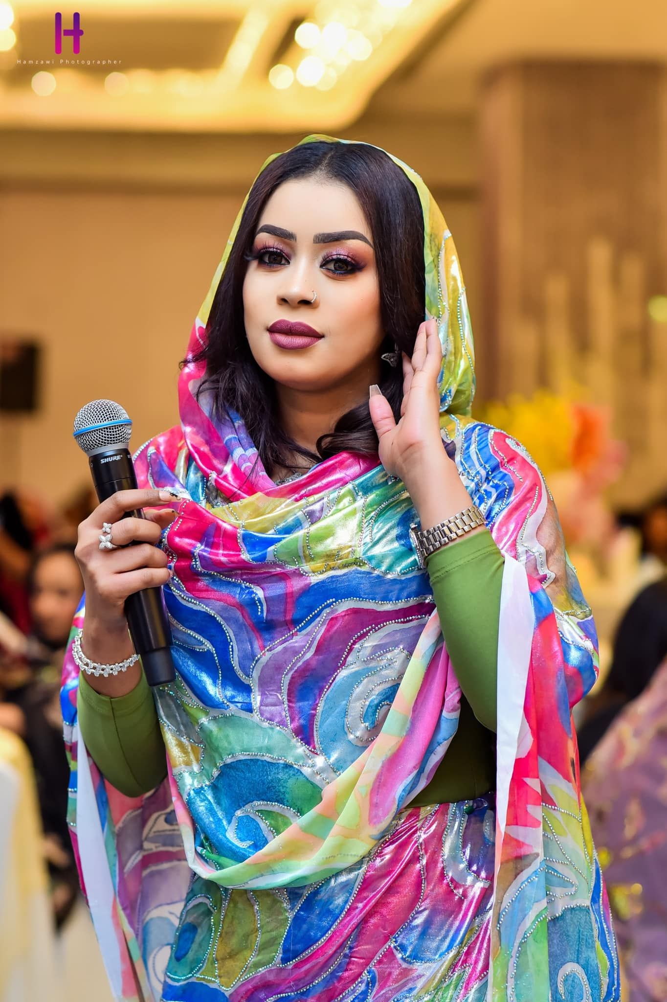 شاهد بالفيديو.. فتيات سودانيات يرقصن داخل “حافلة” في الشارع العام بطريقة “مضحكة” على أنغام أغنية إيمان الشريف والجمهور يسخر: (ربنا ستر العربية ما اتقلبت)