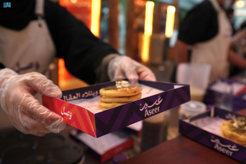 وزير السياحة يشارك بإعداد خبز الميفا بحيوية في مهرجان وصل بعسير.. فيديو وصور